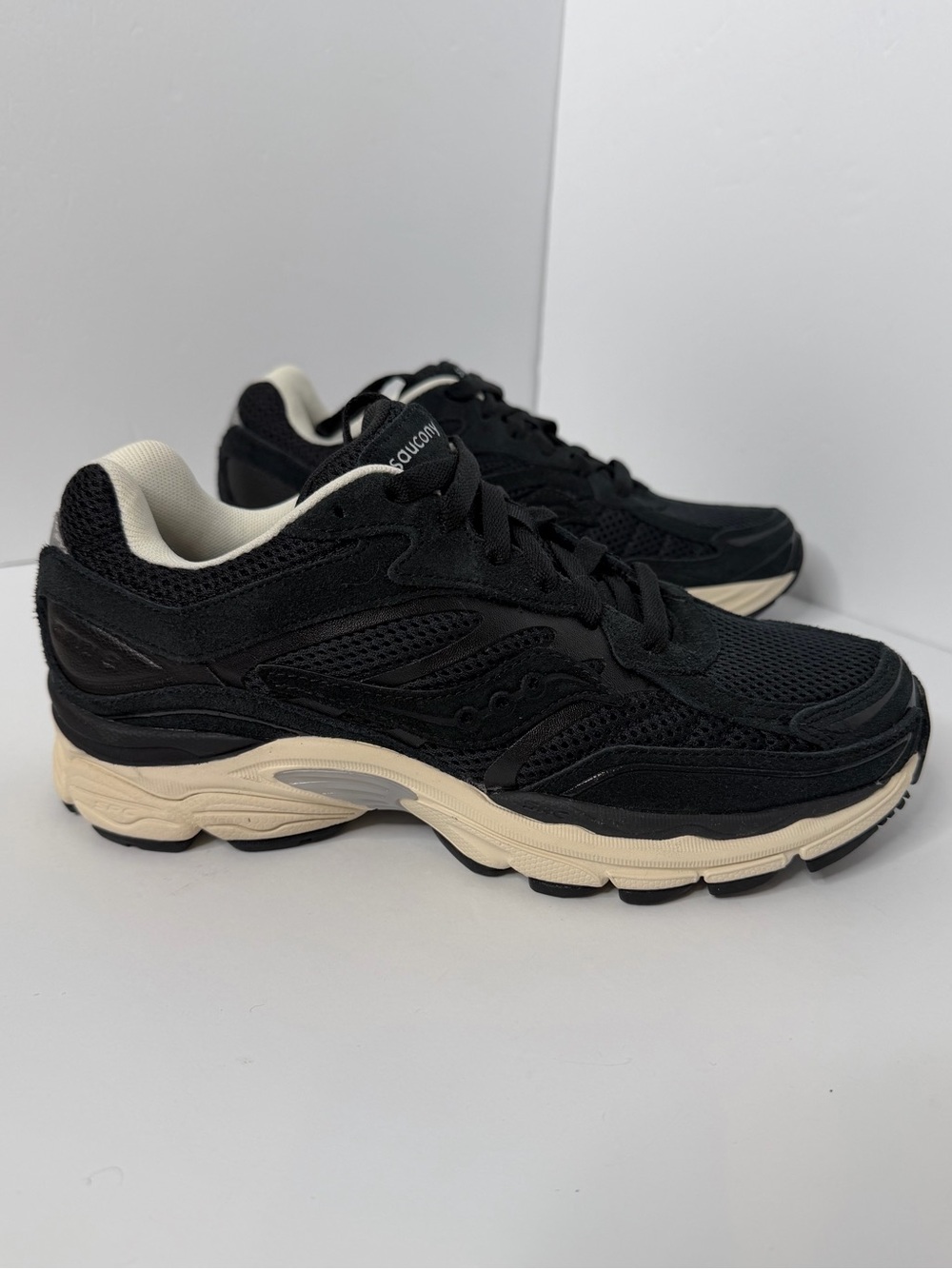 Saucony Black with Cream Accent Running Shoes - unisex - size W7.5-8, M7